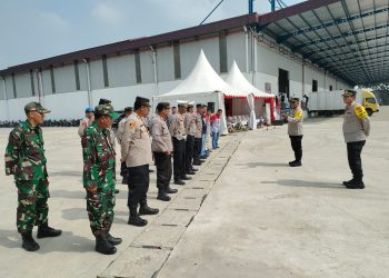 Kapolsek Cikarang Timur Pimpin Pengamanan dan Pengawalan Pendistribusian Kotak Suara Pemilu Kada 2024