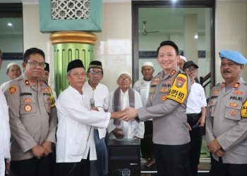 Kapolres Tangsel Serahkan Kotak Amal “Safe Deposite Box” Untuk Tingkatkan Keamanan Dan Kebermanfaatan Di Mushola Al Muhajirin, Kelapa Dua