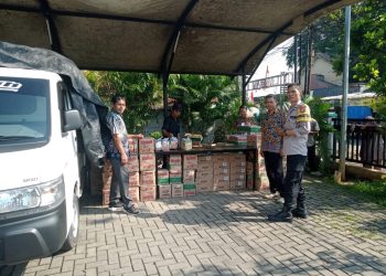 Bhabinkamtibmas Bakti Jaya Kawal Bazar Murah, Warga Antusias Berbelanja