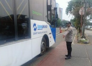 Polsek Cempaka Putih Atur Lalu Lintas Sore Hari, Antisipasi Kemacetan di Titik Sibuk
