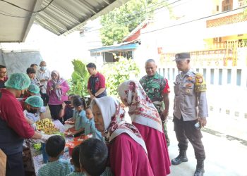 Bhabinkamtibmas Kawal Artha Graha Peduli Bagikan Makanan Bergizi untuk Anak PAUD di Rawa Barat