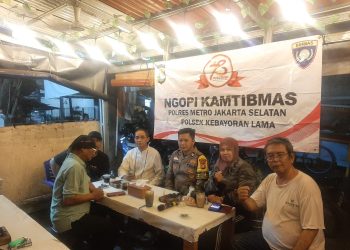Ngopi Kamtibmas, Bhabinkamtibmas Kebayoran Lama Rangkul Warga Grogol Utara
