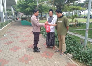 Jumat peduli, Bhabinkamtibmas Polsek Cakung bagikan makanan ke marbot masjid