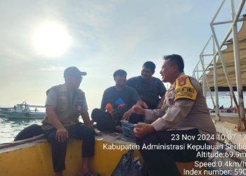 Bhabinkamtibmas Pulau Pramuka Himbau Nelayan Waspadai Cuaca Buruk dan Gunakan Life Jacket