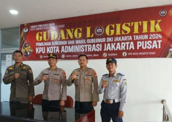 Pengamanan Gudang Logistik KPU oleh Polsek Johar Baru, Satpol PP, dan Dishub Jelang Pemungutan Suara
