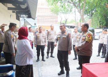 Tim Mabes Polri Tinjau TPS Unik di Koja, Petugas Pakai Baju Adat Betawi