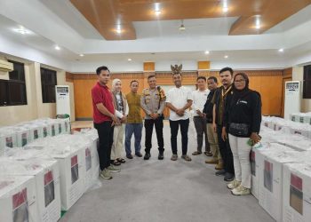 Kapolsek Johar Baru Tinjau Kotak Logistik Hasil Penghitungan Suara Pilkada di Gudang Logistik Kecamatan Johar Baru