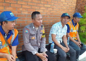 Bhabinkamtibmas Terminal Kargo Soetta Ingatkan Pekerja Ekspedisi: Hindari Judi, Miras, dan Tawuran