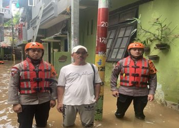 Tim SAR Brimob Polda Metro Jaya Evakuasi Warga Terdampak Banjir di Kampung Melayu