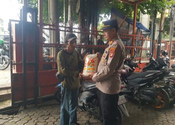 Wakasat Binmas Polres Metro Jakarta Timur Salurkan Bantuan Beras untuk Warga Kurang Mampu
