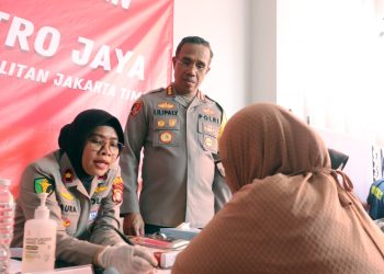 Polisi berikan pelayanan kesehatan kepada masyarakat terdampak banjir di Kampung Melayu