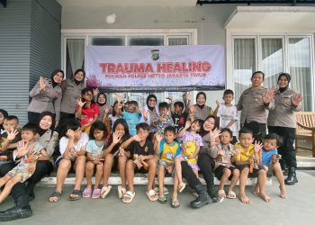 Polwan Polres Metro Jakarta Timur lalukan trauma healing terhadap korban banjir Kampung Melayu