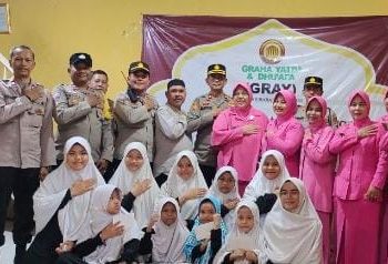 Polsek Cempaka Putih Bersama Bhayangkari Ranting Cempaka Putih Berikan Santunan Kepada Anak Yatim