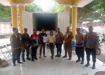 Anggota Polsek Cabangbungin Kawal Pengembalian Logistik Pilkada Serentak 2024