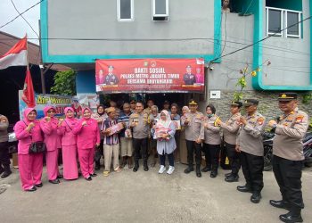 Polres Metro Jaktim Bantu Korban Kebakaran di Rawabunga, 91 KK Terima Bantuan