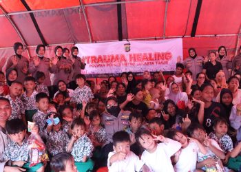 Polwan Polres Metro Jakarta Timur Gelar Bakti Sosial dan Trauma Healing untuk Korban Kebakaran di Jatinegara