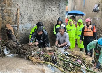 Banjir Bandang Terjang Sukabumi, Polri Evakuasi Ibu dan Bayi dari Gang Sempit