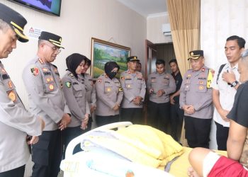Bentuk kasih sayang dan kepedulian, Kapolres Metro Jakarta Timur besuk anggotanya yang sakit