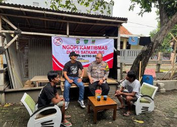 Ngopi Kamtibmas: Bhabinkamtibmas Polsek Kedungwaringin Dekatkan Polisi dan Warga