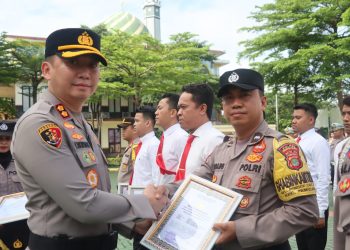 Kapolres Tangsel Berikan Penghargaan ke 14 Personel dan 9 Warga Berprestasi