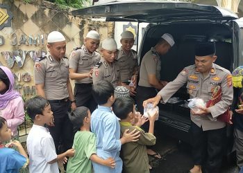 Jumat peduli Polsek Cakung, bagikan ratusan makanan ke jemaah sholat Jumat