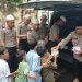 Jumat peduli Polsek Cakung, bagikan ratusan makanan ke jemaah sholat Jumat