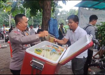 Jamaah sholat Jumat dapat minuman gratis dari Bhabinkamtibmas