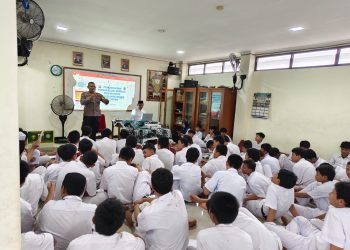 Lewat Program “Senin Pintar” Bhabinkamtibmas Kel. Penggilingan Beri Penyuluhan di SMP Al Wathoniyah 10 Jakarta