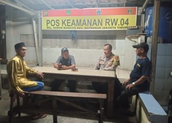 Bhabinkamtibmas Kebon Manggis Dengarkan Aspirasi Masyarakat melalui Ngopi Kamtibmas