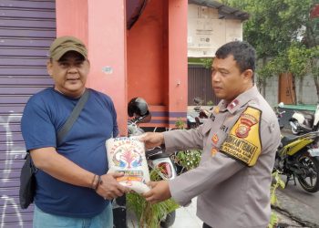 Bahagianya ojol ini dapat bantuan beras dari Polisi