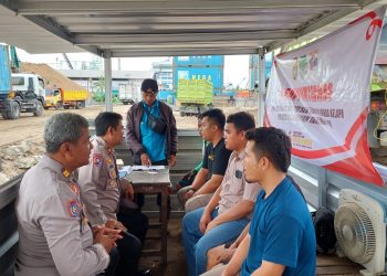 Kanitbinmas Ngopi Kamtibmas dengan Pengemudi Truk Pasir sampaikan imbauan Kamtibmas