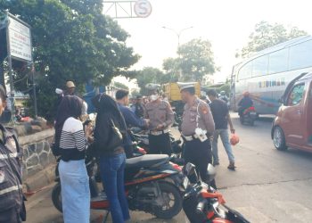 Unit Lantas Polsek Cikarang Utara Lakukan Penertiban Kendaraan di Simpang SGC, Imbau Warga Tertib Lalu Lintas