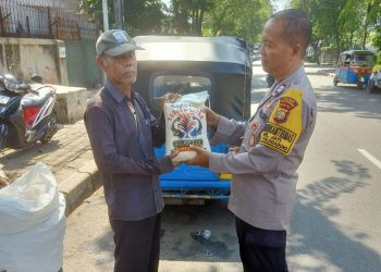 Polisi bagikan beras kepada pemulung di Cakung dalam cooling system