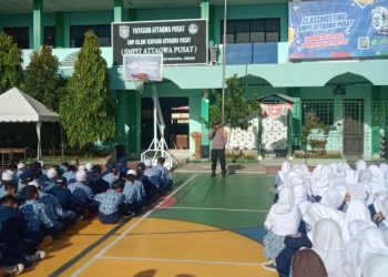 Police Goes to School: Bhabinkamtibmas Polsek Babelan Berikan Penyuluhan di SMPIT At Taqwa Pusat