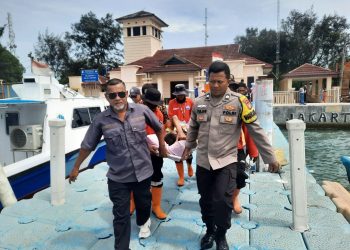 Bhabinkamtibmas Pulau Lancang Briptu Tulus Hidayat Bantu Warga Sakit Dirujuk ke RS Cengkareng