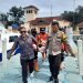 Bhabinkamtibmas Pulau Lancang Briptu Tulus Hidayat Bantu Warga Sakit Dirujuk ke RS Cengkareng