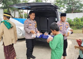 Polsek Cakung Berbagi, melalui Program Jum’at Peduli dan Berbagi kepada Masyarakat Setelah Melaksanakan Shalat Jum’at