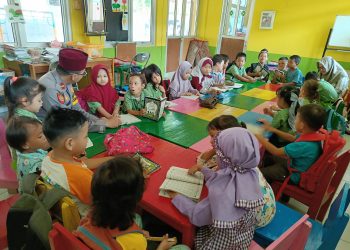 Disela Waktunya Bertugas, Ipda H. Abdul Basit Kapolsubsektor Pasar Induk Kramatjati Ajari Anak-anak Mengaji