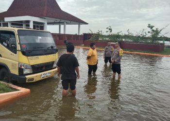 Pantau Ketinggian Rob, Kapolsek Muara Gembong Pastikan Kesiapsiagaan Warga