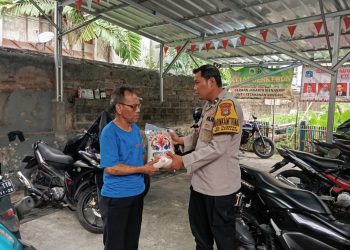 Bhabinkamtibmas Palmeriam Beri Bantuan kepada Warga yang Kurang Mampu