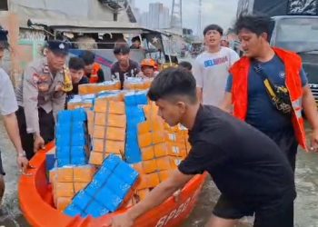 Bhabinkamtibmas Muara Angke Salurkan Bantuan di Lokasi Banjir Rob