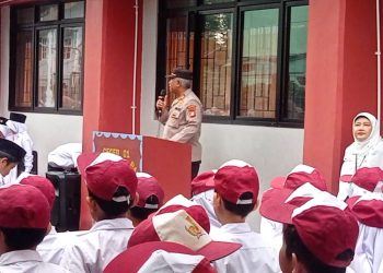 Senin Pintar, Kanit Binmas Polsek Cipayung jadi pembina upacara di sekolah