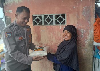 Bhabinkamtibmas memberikan bantuan berupa beras kepada warga yang sakit menahun