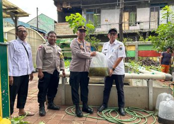 Polsek Koja Serahkan Ribuan Bibit Ikan di RPTRA Rasela untuk Dukung Ketahanan Pangan