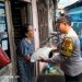 Bhabinkamtibmas Pisangan Baru Salurkan Bantuan Beras untuk Warga Kurang Mampu