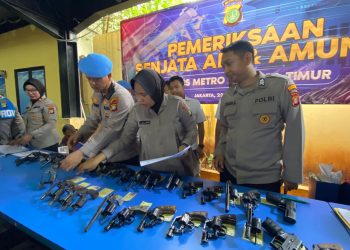 Cegah penyalahgunaan dan penyimpangan, Wakapolres Metro Jakarta Timur lakukan pemeriksaan senjata api