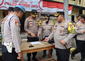 Polres Kepulauan Seribu Gelar Pemeriksaan Senjata Api Dinas untuk Tingkatkan Disiplin Anggota