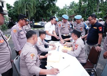 Polres Metro Bekasi Laksanakan Pengecekan Senjata Api dan Surat Izin untuk Menjaga Kedisiplinan Personel