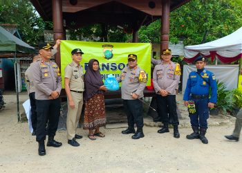 Kapolres Kepulauan Seribu Salurkan Bantuan untuk Warga Pulau Pari yang Terdampak Banjir Rob