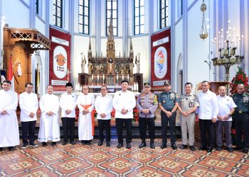 Misa Malam Natal Menkopolkam-Kapolri Sambangi Gereja Katedral Jakarta